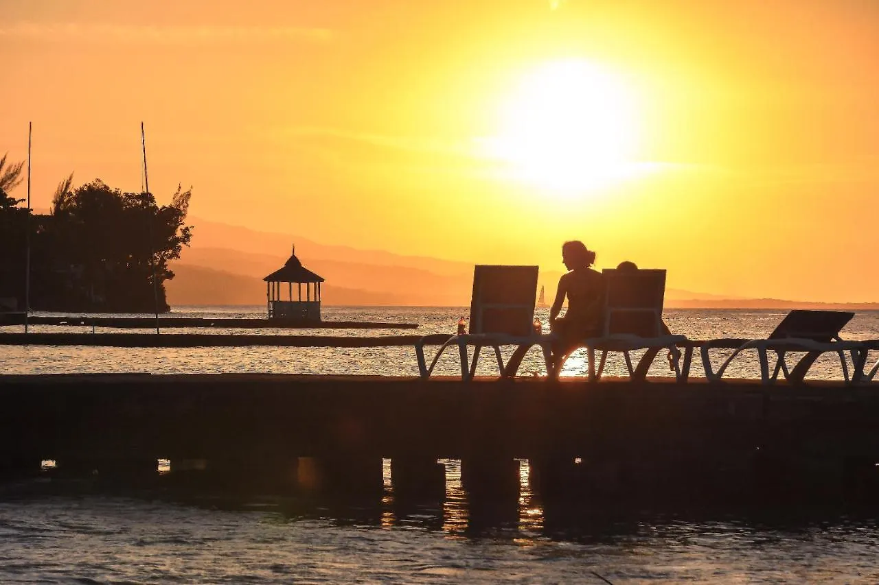 Beach Front Hotel Ocho Rios Aparthotel